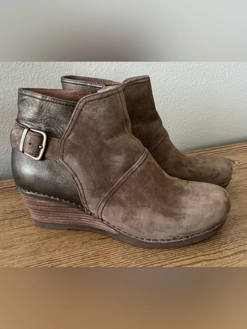 Dansko 41 Women’s brown leather/metallic side buckle ankle boots heeled 10.5/11
